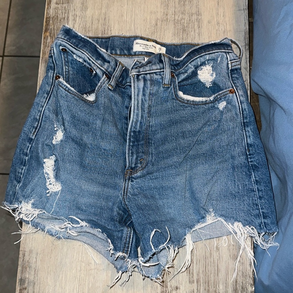 Abercrombie 4 Inch Mom Short Curve Love